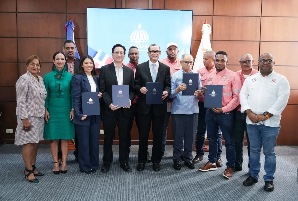 El ministro de trabajo, Eddy Olivares destacó la importancia de firma de un pacto colectivo pues las partes, trabajadores y empleadores se ponen de acuerdo. Este pacto es una lección al mundo de que el dialogo sigue vivo y que&nbsp;hay empresas y trabajadores que fomentan los acuerdos como salida conveniente escenarios de tensión laboral.